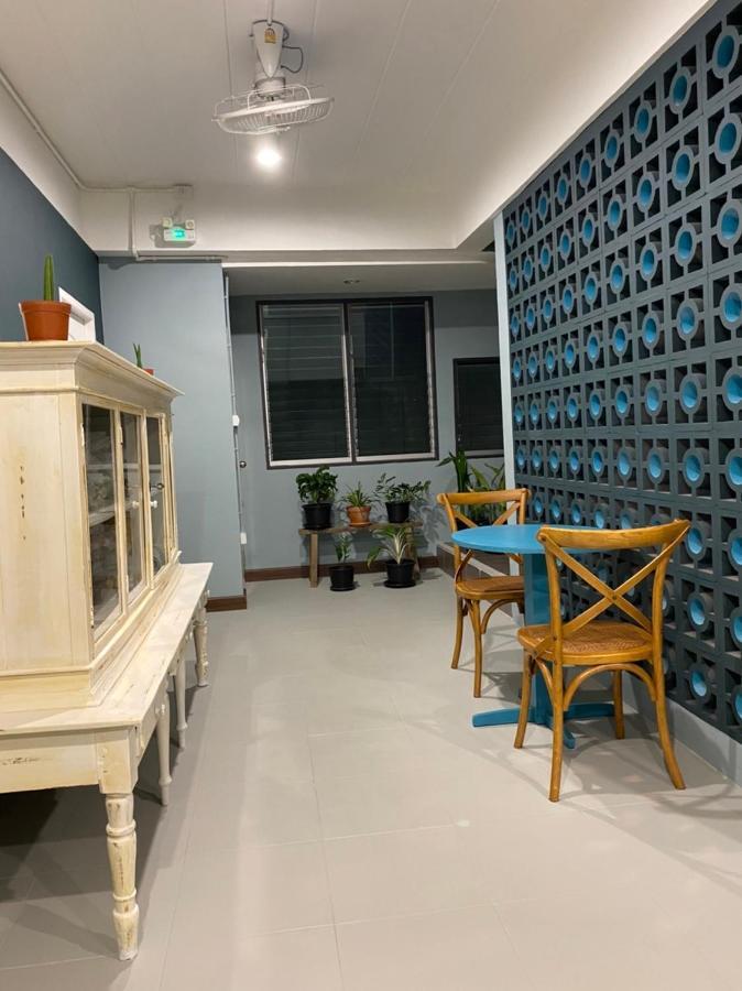 Grasshopper Bed And Cafe Hotell Pak Kret Eksteriør bilde